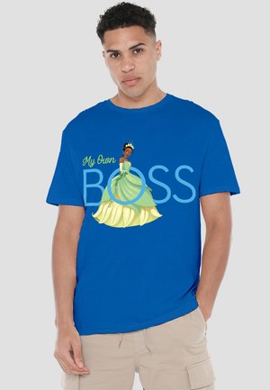 Blaues T-Shirt mit kurzen Ärmeln, das ein grafisches Motiv eines Charakters in einem grünen Kleid mit goldenen Akzenten zeigt, sowie den Text "Mein eigener CHEF" in großen Buchstaben.