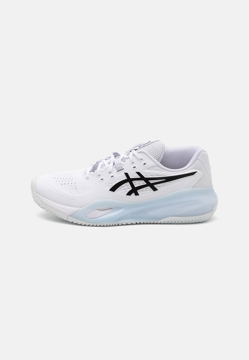 Zapatilla deportiva blanca con acentos negros, parte superior de malla transpirable, suela texturizada y entresuela azul claro. Presenta un cierre con cordones.