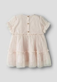 Robe rose clair en tissu transparent avec une jupe en volants à plusieurs couches, des manches bouffantes courtes et une fermeture à boutons au dos. Présente une broderie en forme de nœud.