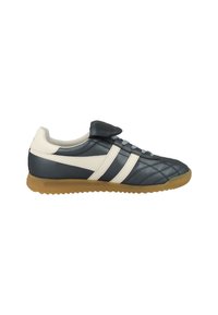 Sneaker in pelle blu con accenti beige, tomaia texturizzata, due strisce bianche e suola in gomma. Design lacciato con collare imbottito.