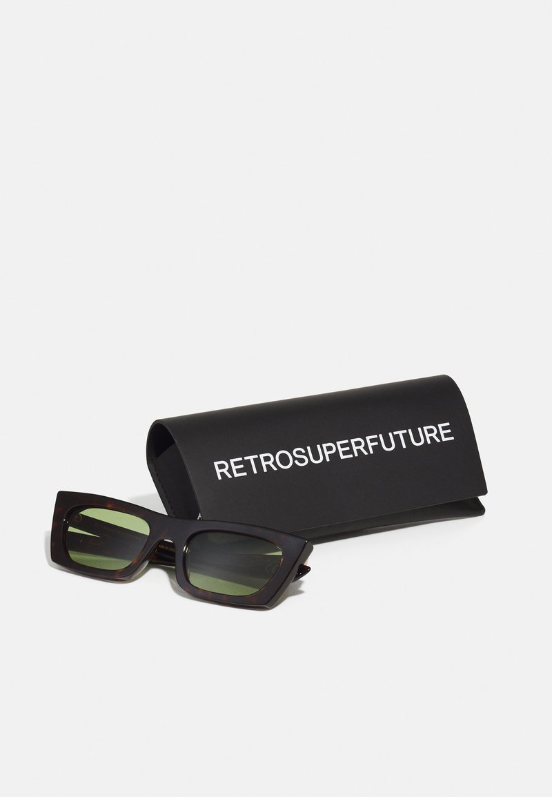 Occhiali da sole tartaruga con un design geometrico e lenti verdi, insieme a una custodia nera con il nome del marchio "RETROSUPERFUTURE" in bianco.