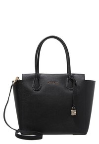 Sac à main en cuir noir avec une forme structurée, double poignées, une bandoulière amovible et un accent de verrouillage doré sur le côté. Présente un logo en relief.
