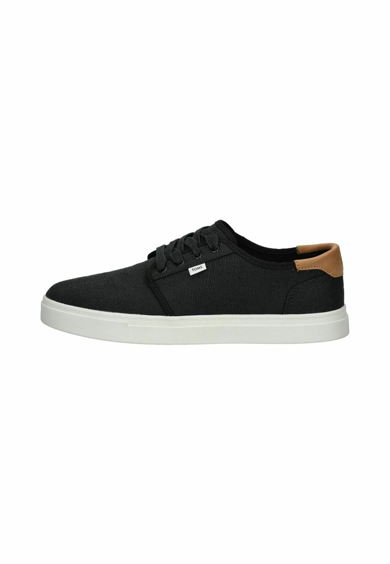Sneakers in tela nera con suola in gomma bianca e un accento in pelle marrone sul tallone. Presentano chiusura con lacci e un piccolo logo sul lato.