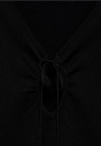 Zwart gebreid kledingstuk met een V-halslijn en geplooid detail in het midden, met een striksluiting. Zachte textuur, gladde afwerking.