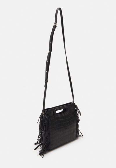 Borsa a mano in pelle nera con texture a stampa coccodrillo, dettagli in frange sui lati e tracolla staccabile. Forma rettangolare compatta.