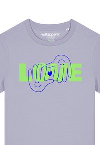 T-shirt en coton violet clair avec un graphique de deux mains formant un cœur, contour en bleu, avec le mot "AMOUR" en vert.