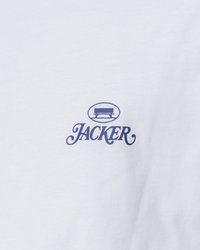 Hvit T-skjorte med en blåtrykt logo som leser "JACKER" med en illustrasjon av en benk over teksten.