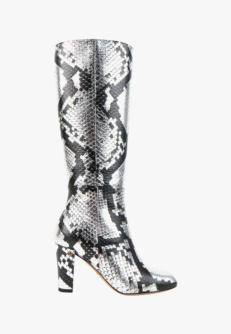 Botte haute jusqu'au genou avec motif peau de serpent noir et blanc, talon bloc et bout arrondi.