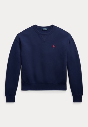 Sudadera azul marino de cuello redondo, con puños y bajo de canalé, un pequeño logotipo rojo de un jugador de polo en el pecho y una etiqueta en el cuello.
