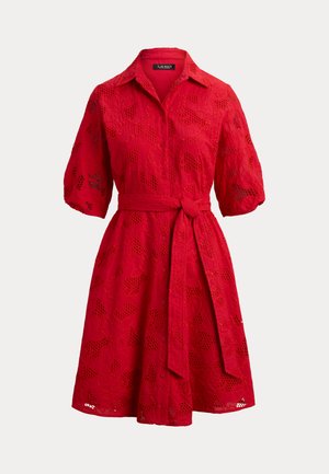 Κόκκινο φόρεμα με κοντά μανίκια κατασκευασμένο από υφή ύφασμα, με κουμπιά στο μπροστινό μέρος, ζώνη στη μέση και μοτίβα με κοψίματα λουλουδιών παντού.