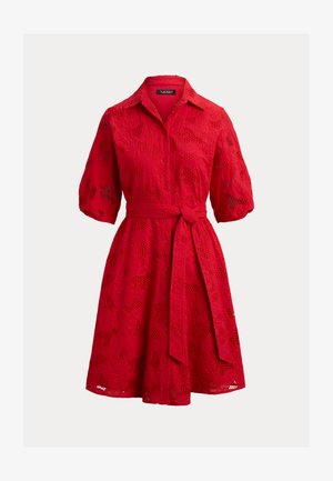 Červené šaty s krátkym rukávom z texturovanej látky s zapínaním na gombíky vpredu, pásom v páse a kvetinovými výrezmi po celej ploche.