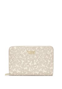 Billetera beige con un patrón texturizado y ondulado, con letras en tono dorado "TOUS". Cierre de cremallera y material de tela. Forma rectangular compacta.