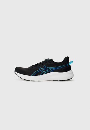 Chaussure de sport noire avec une tige en maille respirante, accents bleus, semelle blanche rembourrée et surface texturée pour une meilleure adhérence. Équipée de lacets et d'une languette au talon.