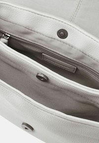 Interno di una borsa a tracolla in pelle grigia con texture, dotato di un comparto con zip e chiusure a scatto, con una fodera liscia e un design minimale.