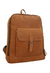 Zaino in pelle marrone con chiusura a zip, tasca frontale a pattina fissata da una cinghia e una fibbia in metallo, con cuciture visibili in evidenza.