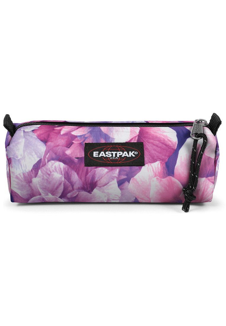 Pennetta in tessuto con motivo floreale viola e rosa, dotata di una zip nera e un'etichetta con il logo Eastpak sul davanti.