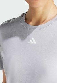 adidas Performance AEROREADY TRAIN ESSENTIALS  - Camiseta deportiva - glory grey