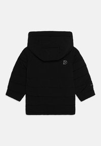 Veste doudoune noire avec capuche, design matelassé vertical et logo géométrique sur le coin supérieur gauche du dos. Texture douce, manches longues.