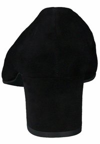 Černá semišová lodička s kulatou špičkou, texturedním povrchem a robustním podpatkem. Podešev je plochá a pevná pro stabilitu.