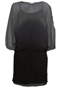Abito con gradiente nero e grigio realizzato in tessuto trasparente. Presenta una vestibilità ampia, maniche corte e una vita adatta con dettaglio di cordoncino annodato.