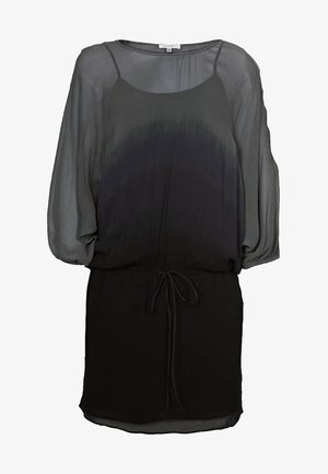 Musta ja harmaa liukuvärjätty mekko, joka on valmistettu läpinäkyvästä kankaasta. Mekossa on rento malli, lyhyet hihat ja kireä vyötärö, jossa on solmittava nauha.