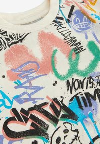 Next ALL OVER SHORT SLEEVE STANDARD - Printtipaita - ecru cream graffiti