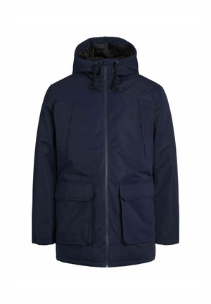 Tums zils parka mētelis ar kapuci, piedāvājot priekšējo rāvējslēdzēju, divas lielas kabatas ar atloku un gludu, matētu tekstūru.