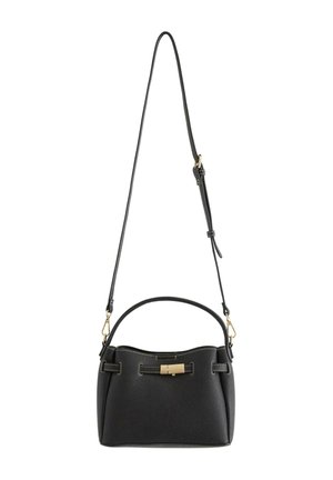 Sort læder skuldertaske med justerbar rem, lås i guldfarve og top-håndtag, vist mod en hvid baggrund.