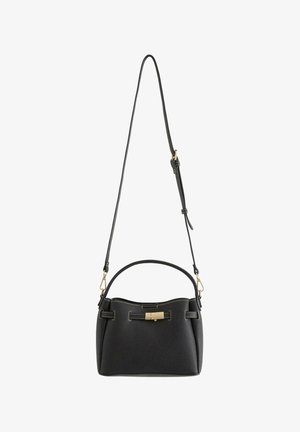 Sort læder skuldertaske med justerbar rem, lås i guldfarve og top-håndtag, vist mod en hvid baggrund.