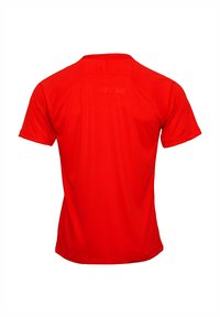 Rød kortærmet sports T-shirt med en glat tekstur, rund halsudskæring og en diskret logo detalje på den øverste del af ryggen.