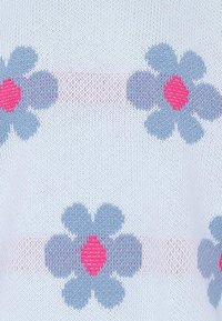 Material tricotat cu un model floral repetat, având petale de un albastru deschis și centre roz, pe un fundal alb cu dungi orizontale subtile.