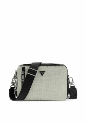 Rechteckige graue, strukturierte Umhängetasche mit schwarzem, verstellbarem Riemen, Frontreißverschlusstasche und kleinem dreieckigem Guess-Logo in der Mitte.