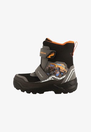 Črni in sivi izolirani otroški čevelj z velkro trakom, s pisanim motivom vozila in teksturirano gumijasto podplatom.