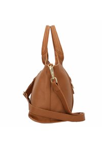 Sac en cuir marron à surface texturée, avec deux poignées courtes et une bandoulière longue ajustable. Comprend des accessoires en métal doré et une fermeture éclair.