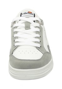 Sneaker bianco con accenti in suede grigi, punta rotonda e suola spessa. Presenta lacci bianchi e un logo sulla linguetta. Design della punta perforato.