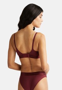 Bordeaux bh en bijpassende bikini, gemaakt van zacht materiaal. Verstelbare straps en een haaksluiting op de rug met logo-details op de tailleband.