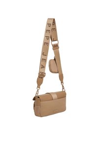 Borsetta a tracolla compatta di colore beige, realizzata in tessuto con finitura liscia, dotata di una lunga tracolla regolabile con il logo "Pepe Jeans" e una tasca con zip.