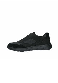Scarpe sportive nere con una combinazione di camoscio e materiali sintetici, punta arrotondata, suola piatta in gomma e dettagli di design sottili.