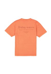 Camiseta naranja de manga corta con texto en la parte trasera: "olas de viernes" y cita. Tejido suave y texturizado con cuello redondo y ajuste regular.