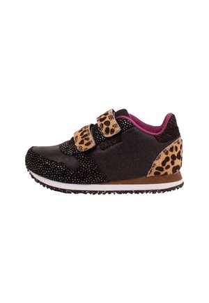 Sort sneaker med tekstureret tå, to leopardprint velcro stropper, leopardprint hæl, pink inderforing og hvide såler.