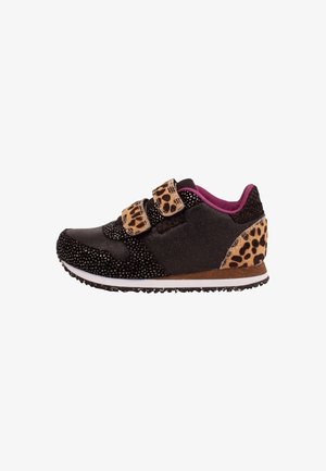 Czarny sneaker z teksturowanym noskiem, dwoma paskami na rzep z nadrukiem w panterkę, piętą w panterkę, różową podszewką i białą podeszwą.