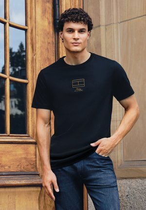 Tommy Hilfiger, EXCLUSIVE OUTLINE FLAG JERSEY T-SHIRT - T-shirt basique - navy blue