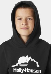 Sudadera negra con un gráfico blanco destacado que presenta montañas y un sol. Textura suave, con un bolsillo central y una capucha grande.