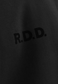 Must must rõngas "R.D.D." kontrastse matt viimistlusega. Materjal paistab sile ja pehme tekstuuriga.