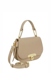 Borsa a mano in pelle beige con finitura strutturata, patta curva, dettagli inmetallo dorato e tracolla removibile.