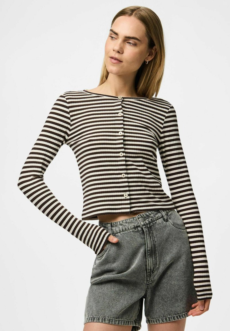 Proužkovaná dlouhá rukávová košile v tmavě hnědé a krémové barvě se zapínáním na knoflíky. Nosit s šedými šortkami s vysokým pasem, které mají volný střih.