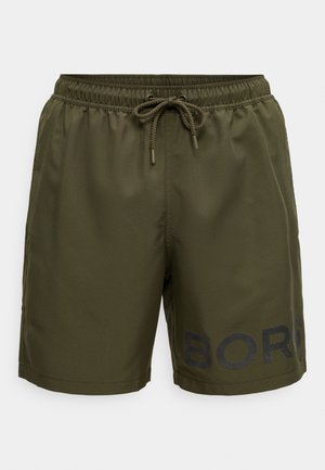 Bañador corto de hombre color verde oliva con cintura elástica, cordón ajustable y logo negro parcial en la pierna izquierda.