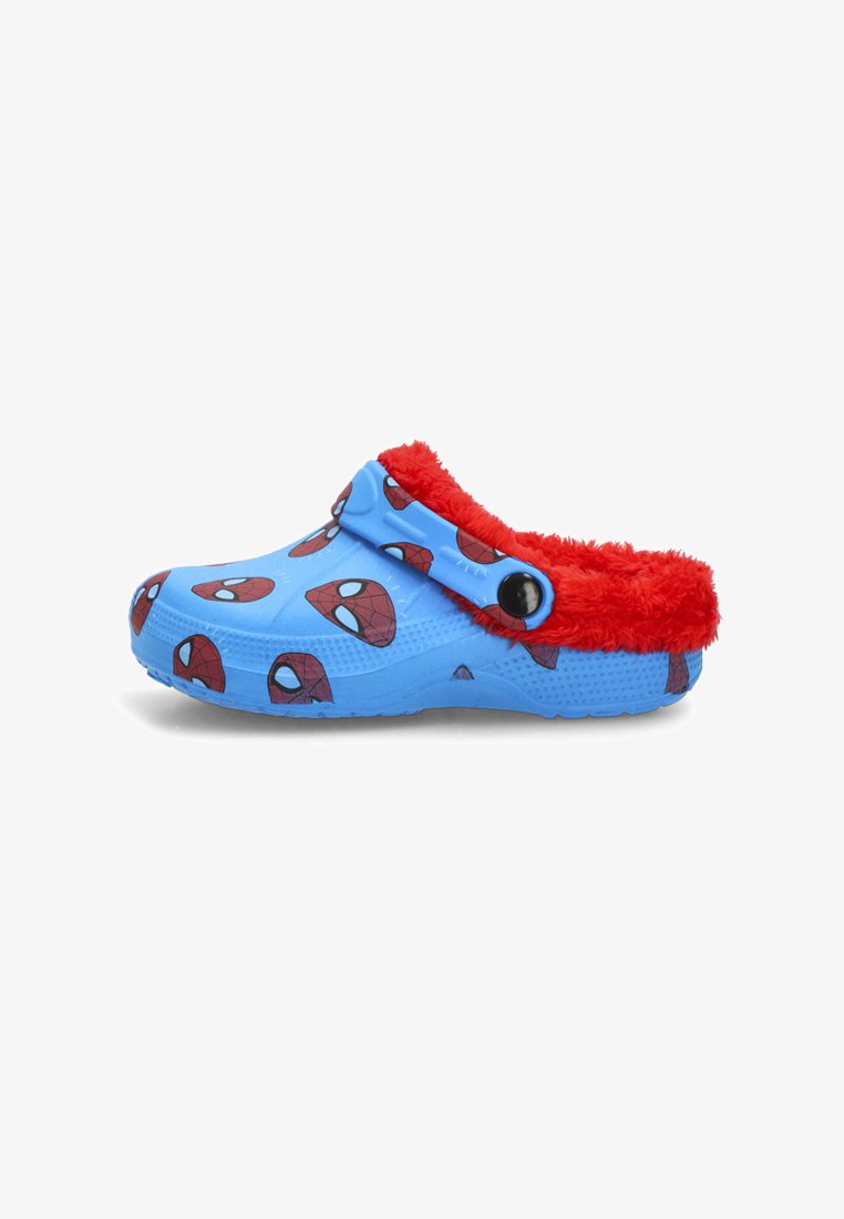Zueco azul con forro rojo de peluche y correa ajustable, decorado con patrones repetidos de la cara de Spiderman sobre un fondo blanco.