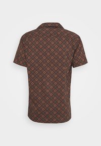 Korte mouwen shirt met een donker patroon en rode en gouden bloemmotieven, weergegeven vanuit de achterkant op een witte achtergrond.