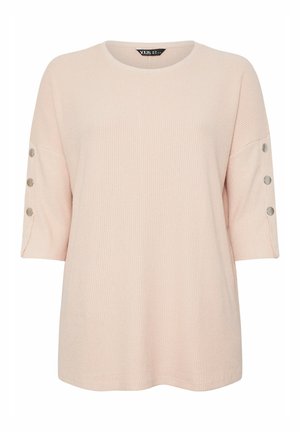 Lyserød, ribstrikket kortærmet top med rund halsudskæring og tre sølvknapper på hver ærme nær albuen.